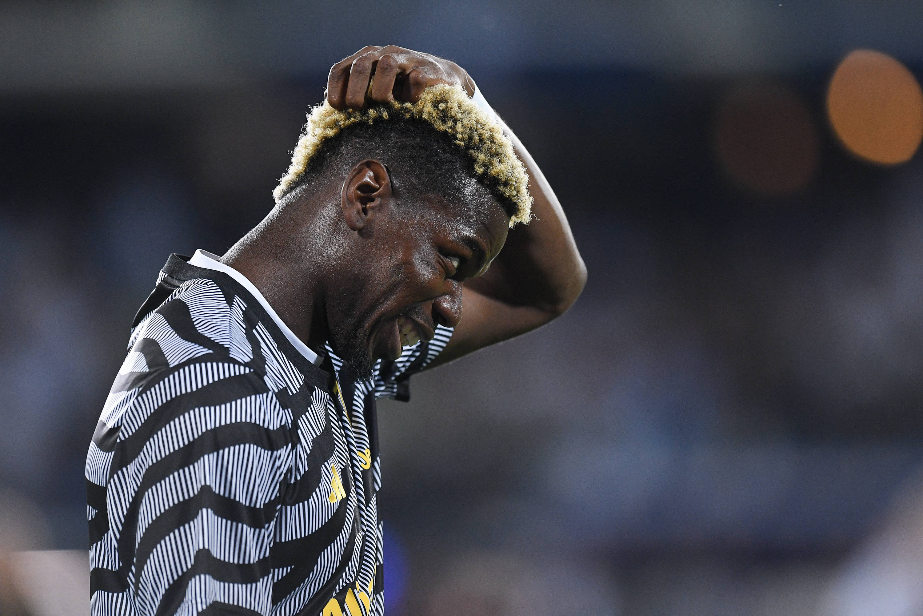 Paul Pogba rascándose la cabeza